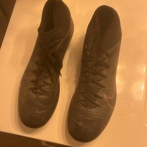 All black Nike soccer cleats. Size 9 in men’s. Have been worn.
